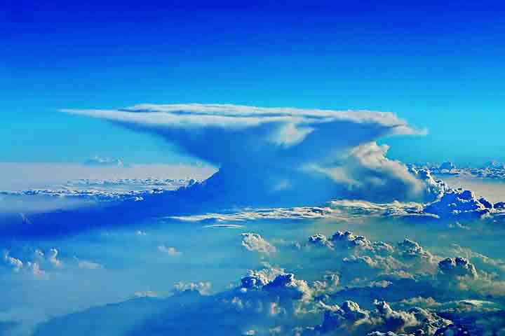 Cumulonimbus - São nuvens de grande desenvolvimento vertical, parecendo torres com topos achatados em forma de bigorna. Associadas a tempestades, raios, ventos fortes e até tornados. Podem alcançar altitudes acima de 15 km.
