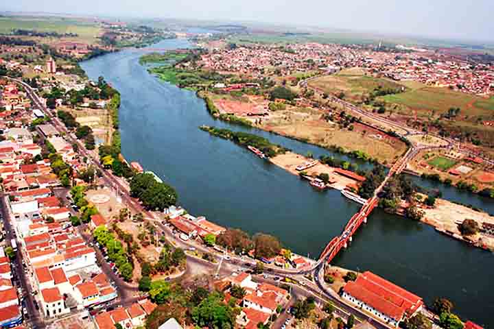 Embora avanços tenham sido alcançados, como a melhoria da qualidade da água em alguns trechos, a despoluição total ainda é um desafio complexo e de longo prazo.