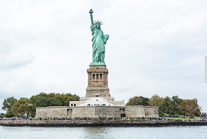 Com a queda do Imperador Napoleão III, em 1871, revitalizou-se a ideia de um presente aos Estados Unidos. Bartholdi fez uma viagem aos país e encontrou o que ele julgava ser o local ideal para a futura estátua. Uma ilhota na baía de Nova Iorque, que logo foi chamada de Ilha da Liberdade.