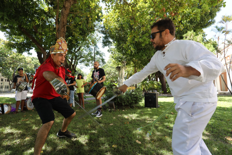 Reisado Brincantes Cordão do Caroá se apresentam na Edição especial do UFC de Portas Abertas. jardins da reitoria