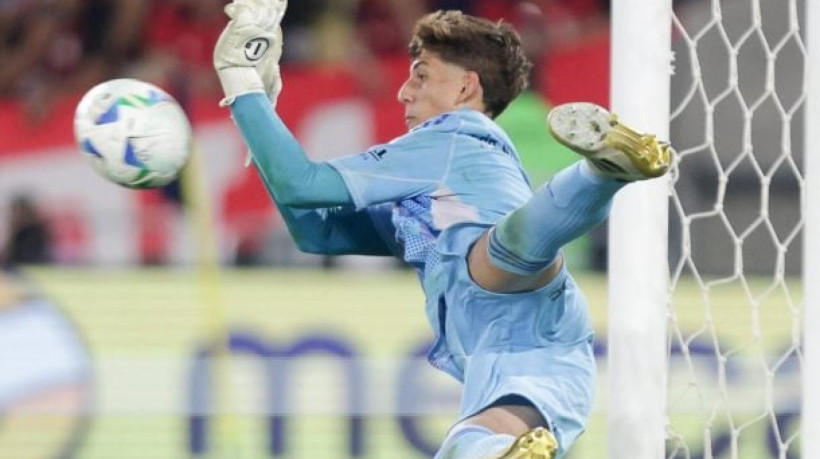 Destaque na final contra o Barcelona, jovem de 18 anos defendeu duas cobranças nos pênaltis e classificou a conquista do Intercontinental Sub-20