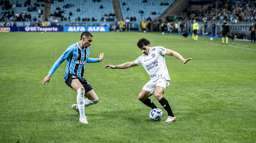 Rafael Ramos, lateral do Ceará, durante jogo contra o Grêmio