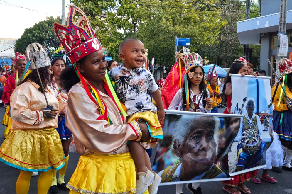 Brincantes do reisado prestaram homenagem a Mestra Margarida, falecida em março de 2025(Foto: Beatriz Silva/Especial O POVO)