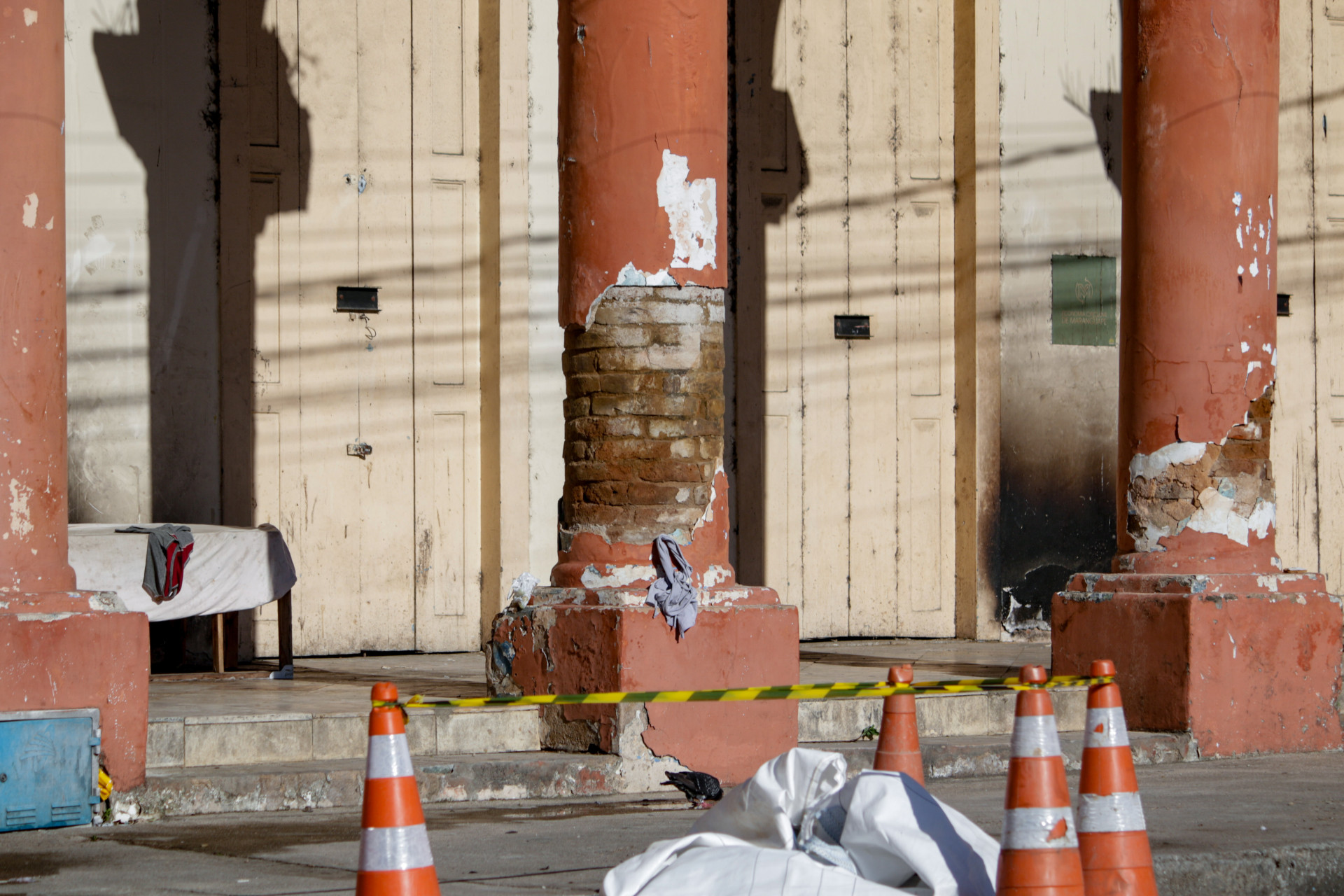 Colunas do Solar dos Sombras estão desgatadas e com pintura danificada Colunas do Solar dos Sombras estão desgatadas e com pintura danificada