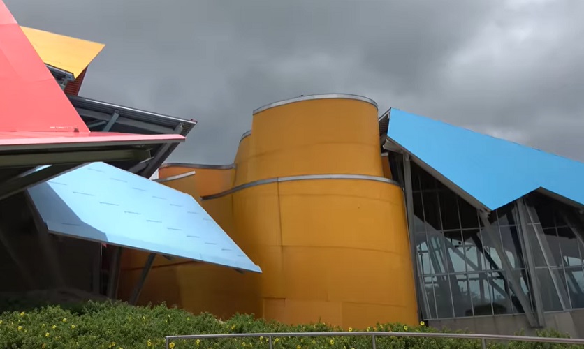 O museu apresenta exposições interativas que exploram a história natural do Panamá e seu papel como um ponto de conexão entre as Américas. A arquitetura colorida e única do edifício também é uma atração à parte.