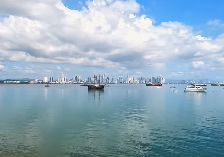 A Calzada de Amador é uma estrada que liga várias ilhas ao continente, oferecendo vistas deslumbrantes da cidade e do Canal do Panamá.