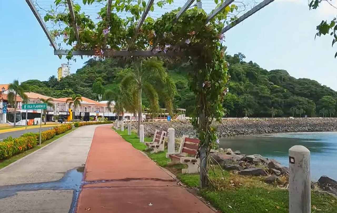 É um ótimo lugar para passear, andar de bicicleta e aproveitar a brisa do mar. Também abriga diversos restaurantes, lojas e o Biomuseu.