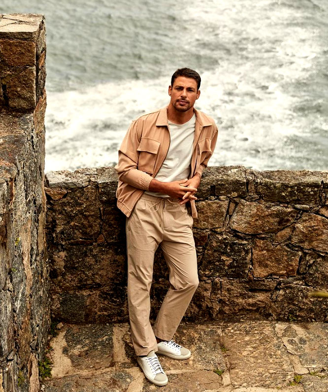 Cauã também estudou Psicologia, mas desistiu da faculdade para seguir a carreira de ator. Em Malhação, ele interpretou o adolescente Mau-Mau, personagem famoso até hoje, entre 2002 e 2003.