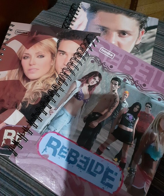 A marca “RBD” já estampou cadernos, bonecas, gomas de mascar e até produtos de higiene e alimentos!