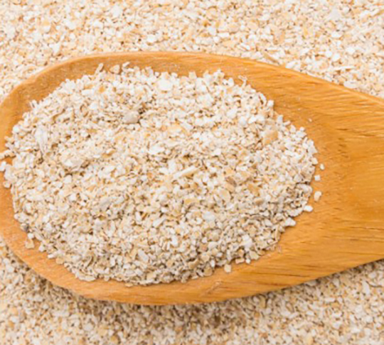 A aveia contém beta-glucanas, fibras que reduzem o colesterol ruim (LDL) e ajudam na saúde cardíaca. Rica em ferro e magnésio, auxilia no controle da glicemia.