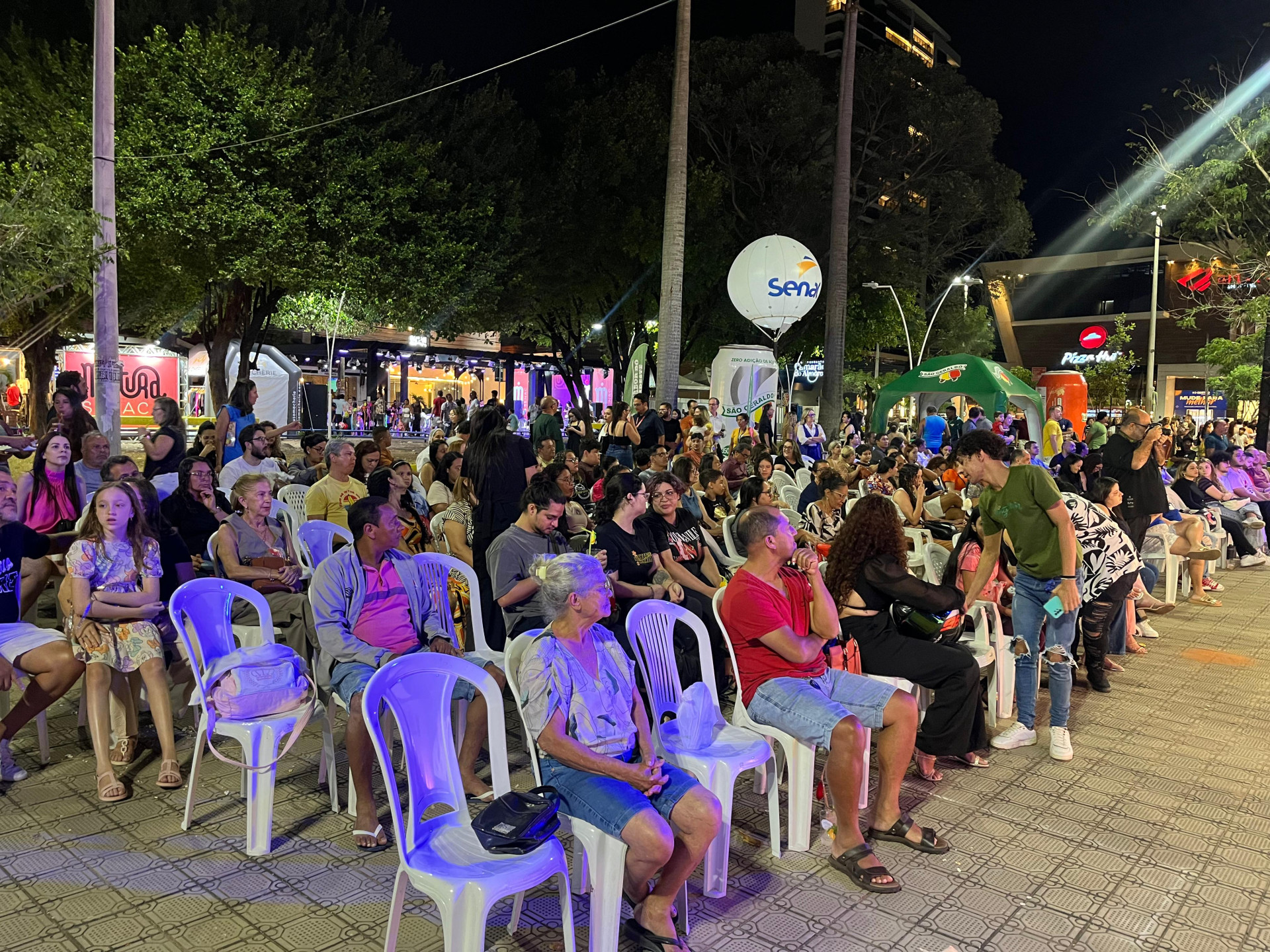 P&uacute;blico acompanha programa&ccedil;&atilde;o gastron&ocirc;mica na Pra&ccedil;a La Favorita em Juazeiro do Norte