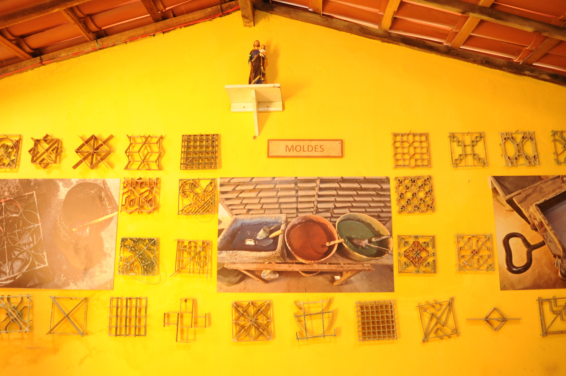 Os ladrilhos hidráulicos são moldados para receberem imagens e cores diversas