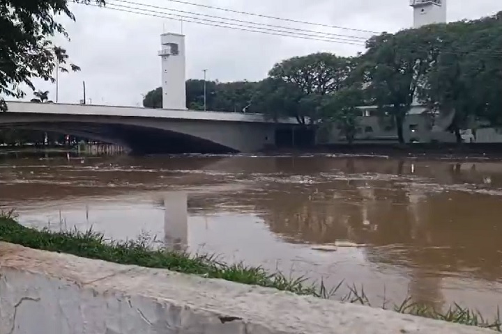 No início de fevereiro/25, a Marginal Tietê, uma das principais vias de São Paulo, ficou inundada por conta de uma forte chuva que atingiu a capital e a região metropolitana da cidade.