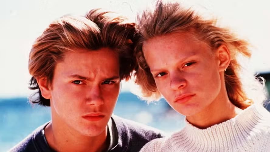 A atriz Martha Plimpton, que foi o primeiro amor de River Phoenix, quebrou o silêncio sobre a morte do astro após 32 anos. Ao revelar como ele lidava com a fama, afirmou que o ator era uma pessoa muito sensível e movida pelo amor, mas que sofreu com as contradições de Hollywood. 