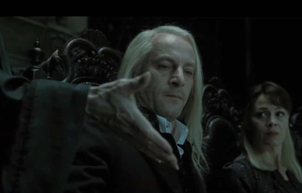 E fez uso dos recursos disponíveis: pegou uma peruca de papel alumínio no departamento de maquiagem para simular os cabelos loiros e enrolou uma cortina do figurino como capa. Com esse visual inusitado, foi até o diretor Chris Columbus, que estava no meio das filmagens, para apresentar sua proposta