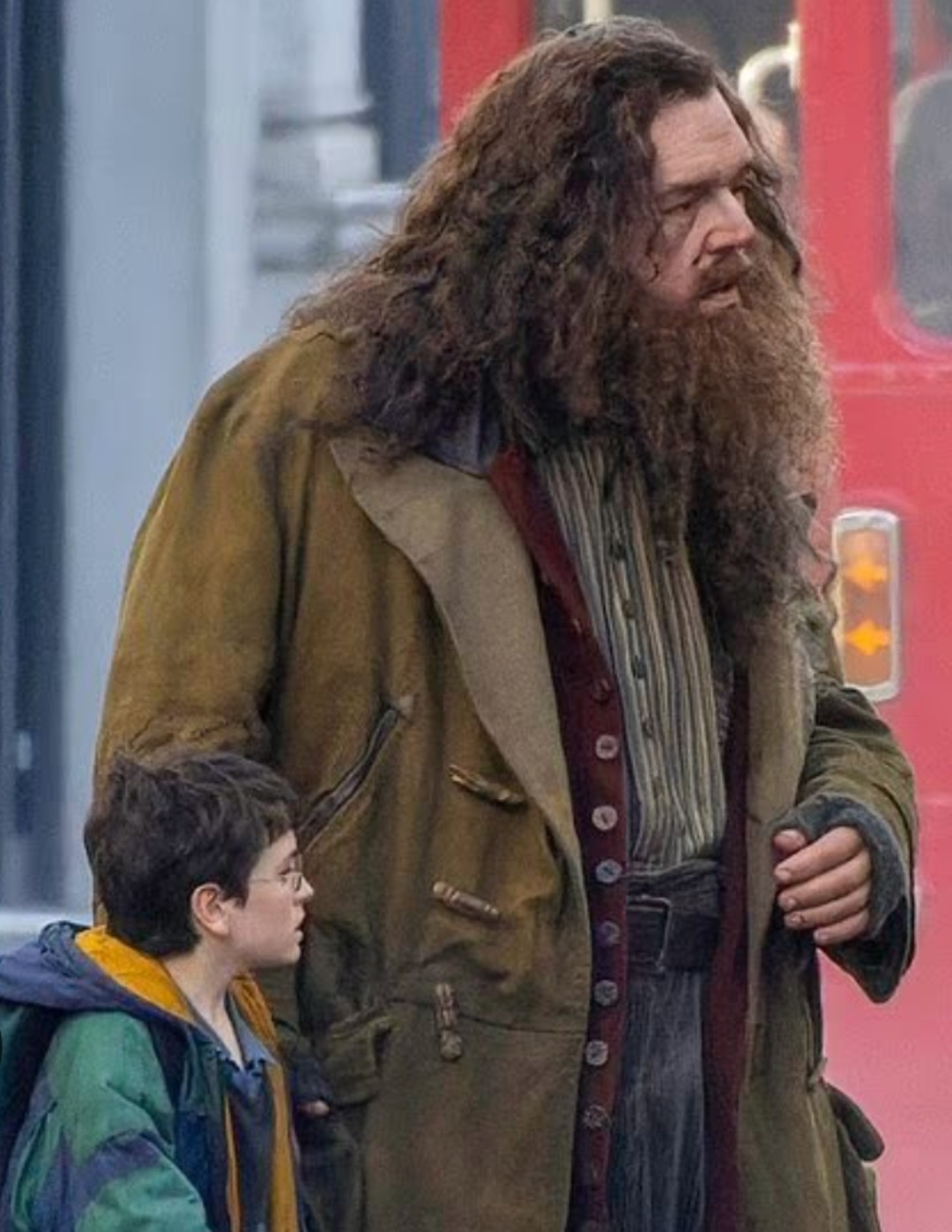 O ator mirim Dominic McLaughlin, que interpreta Potter, aparece nas filmagens ao  lado de Nick Frost, que assume o papel de Hagrid. 