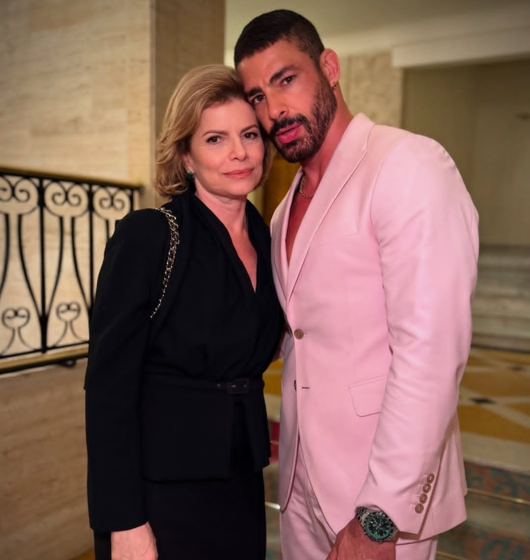 Na novela, Cauã interpreta César, um modelo que é alpinista social e, depois de manter relacionamento com Maria de Fátima, vivida por Bella Campos, se envolve com a vilã da história, a ricaça Odete Roitman, interpretada por Debora Bloch. 