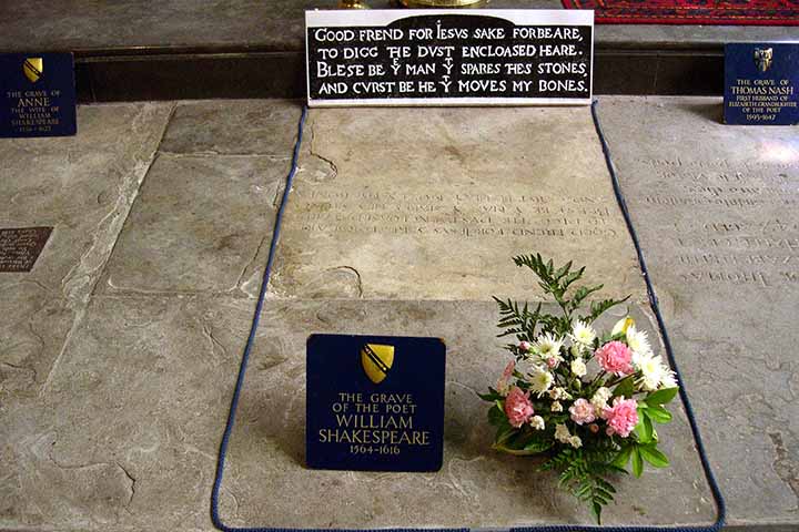 O poeta nasceu em 23 de abril de 1564, em Stratford-upon-Avon, na Inglaterra. Cinquenta e dois anos depois, na mesma cidade, um dos maiores nomes da literatura de língua inglesa se despediu, aos 52, também no dia 23 de abril, mas de 1616, vítima de um tumor em um dos olhos.