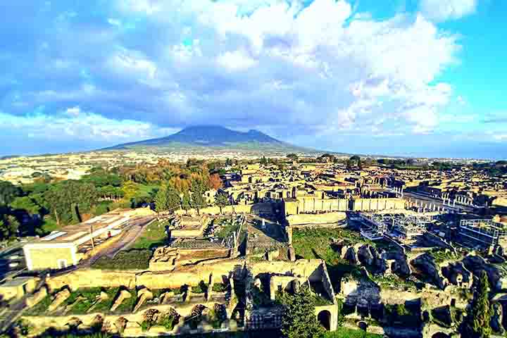 Com uma população estimada entre 10 e 20 mil habitantes, Pompeia era uma cidade mais populosa e economicamente ativa, que contava com mercados, templos e um anfiteatro.