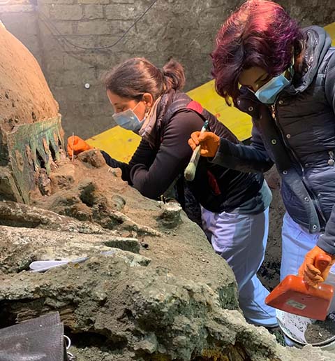 A carruagem foi achada seis metros abaixo do solo, próxima a túneis clandestinos usados por saqueadores.