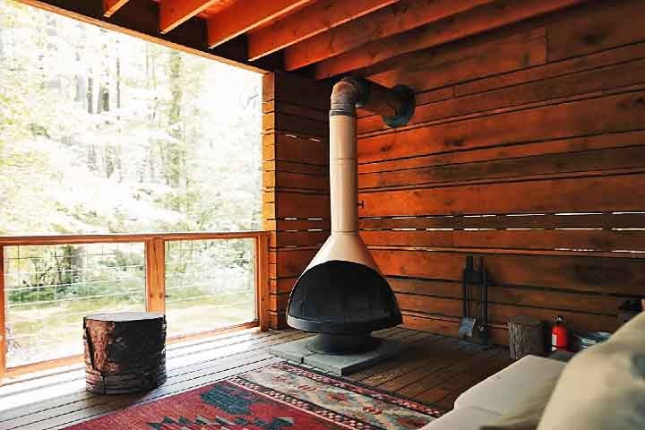 Com frequência, oferecem comodidades de luxo, como banheiras de hidromassagem e lareiras modernas, criando uma experiência sofisticada.

