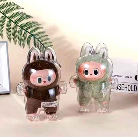 Essa parceria impulsionou a popularidade em países asiáticos e em outros continentes, tornando o boneco um fenômeno entre fãs de brinquedo de arte e cultura pop alternativa. 

