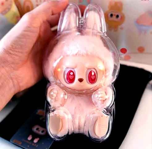 Muitas versões de labubu são produzidas em quantidades pequenas, com edições limitadas, o que estimula o desejo de colecionar. 

