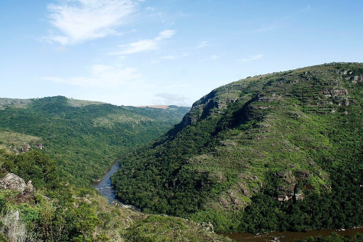 Os turistas que vão ao cânion ainda podem visitar o Parque Estadual do Guartelá, uma área de preservação ambiental que abriga uma diversidade impressionante de flora e fauna.