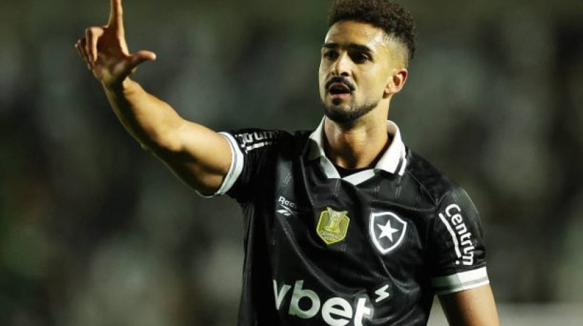 Atacante espanhol marca duas vezes em vitória do Botafogo por 3 a 1 sobre o Juventude neste domingo (24)