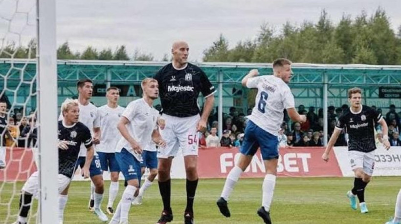 Pavel Podkolzin, que vestiu a camisa do Dallas Mavericks, agora defende o Amkal Moscou, time fundado por artistas e celebridades das redes 