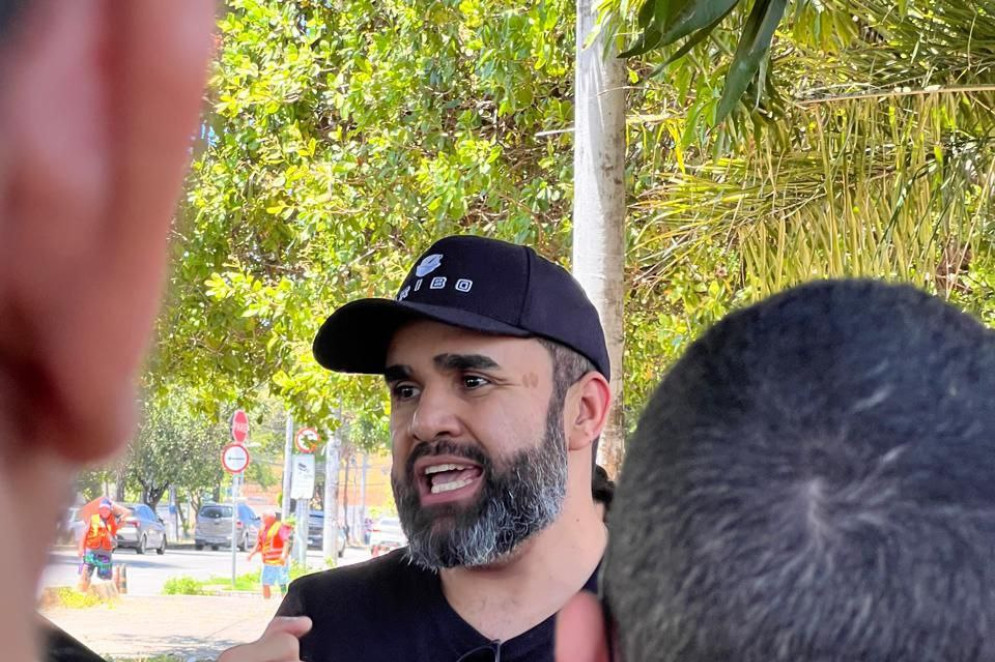 O professor de concursos Lucas Neto oferece palavras de incentivo e uma aula de revisão no portão do Campus Itaperi, da Uece