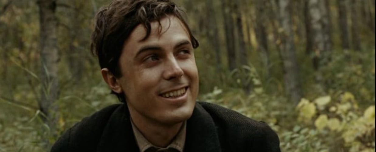 Mas foi em 2007, com sua interpretação de Robert Ford em O Assassinato de Jesse James pelo Covarde Robert Ford, que Casey Affleck alcançou grande destaque e se consolidou como um nome respeitado em Hollywood.