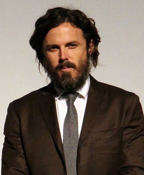 O ator e cineasta americano Casey Affleck fez 50 anos no dia 12/8/2025. Ele conquistou seu espaço em Hollywood com performances intensas e emocionais, que lhe renderam prêmios e reconhecimento internacional.