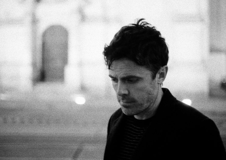 As duas mulheres entraram com processos, que foram resolvidos por acordos extrajudiciais sem valores divulgados. As denúncias incluíam constrangimentos, assédios constantes e comportamentos inapropriados por parte de Affleck e outros membros da equipe.