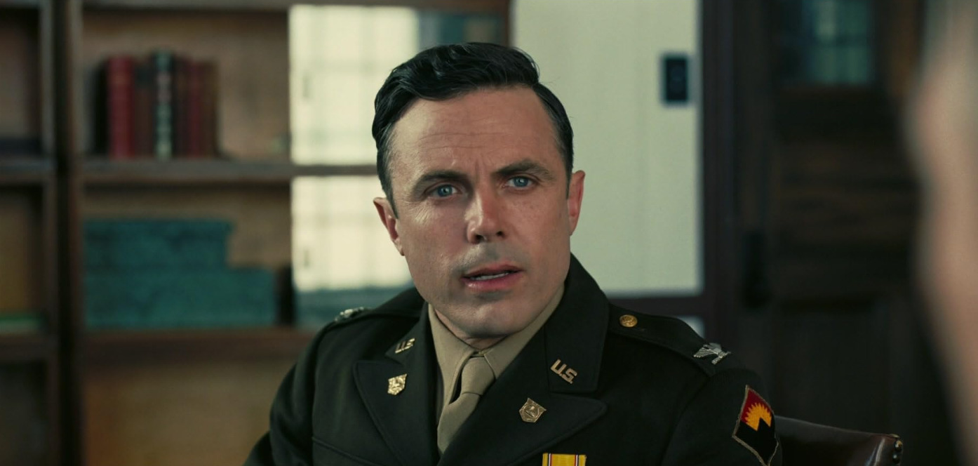 Casey Affleck é presença constante no cinema e continua atuando em diversos filmes, incluindo o premiado e aclamado Oppenheimer (2023), dirigido por Christopher Nolan.
