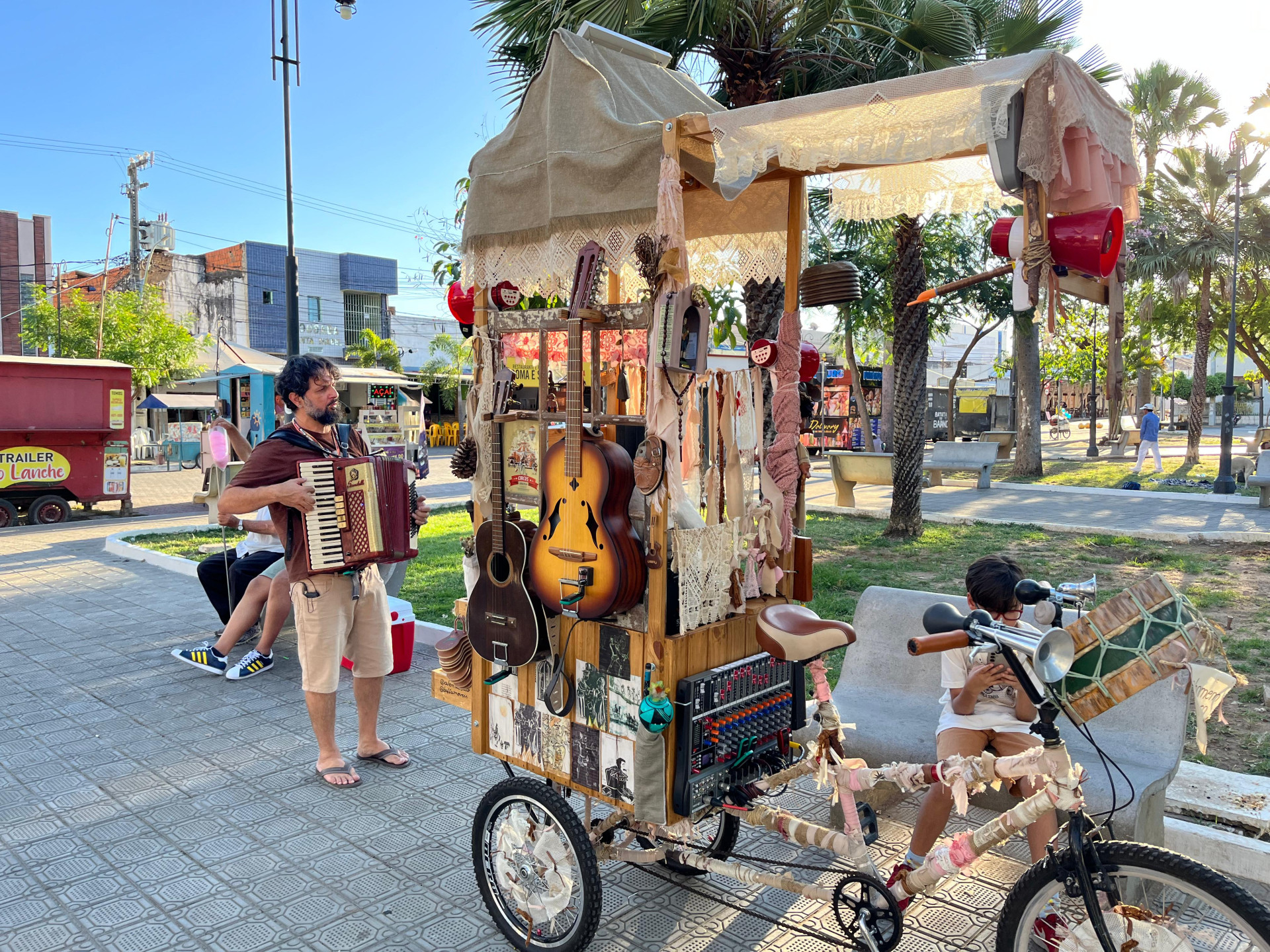 O projeto leva m&uacute;sica popular misturado com teatro de improviso &agrave;s ruas do Cariri