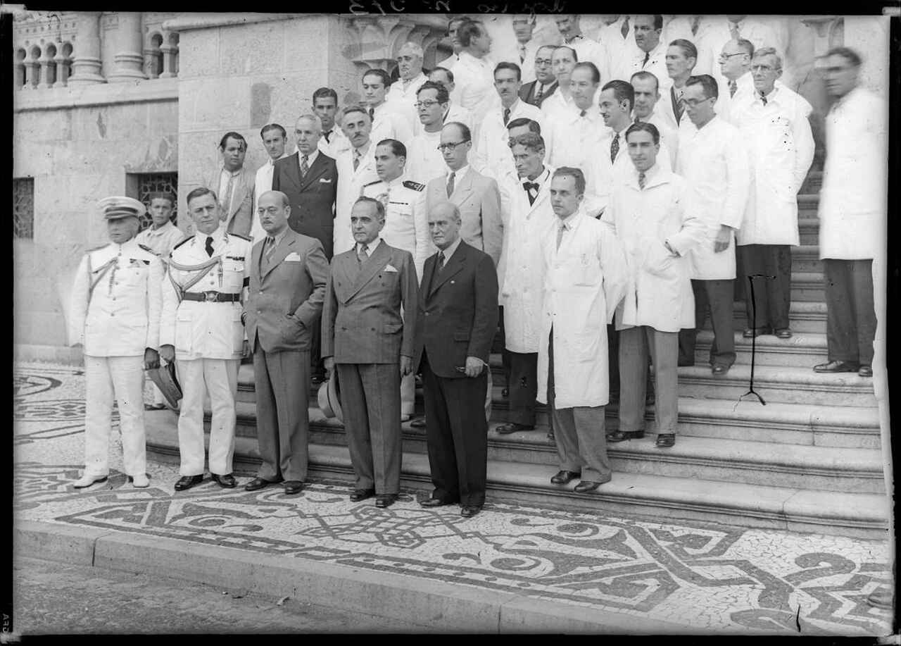Contudo. sua trajetória teve momentos controversos, como o Estado Novo (1937–1945), quando instaurou uma ditadura. Nesse período, houve intensa repressão a opositores, especialmente comunistas, e forte concentração de poder nas mãos do Executivo.