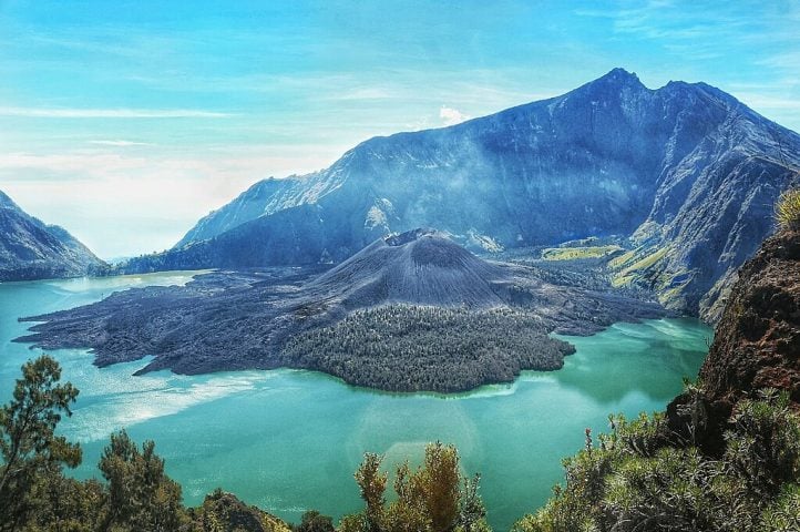 No interior do lago, o cone vulcânico chamado Gunung Barujari continua ativo até os dias de hoje.