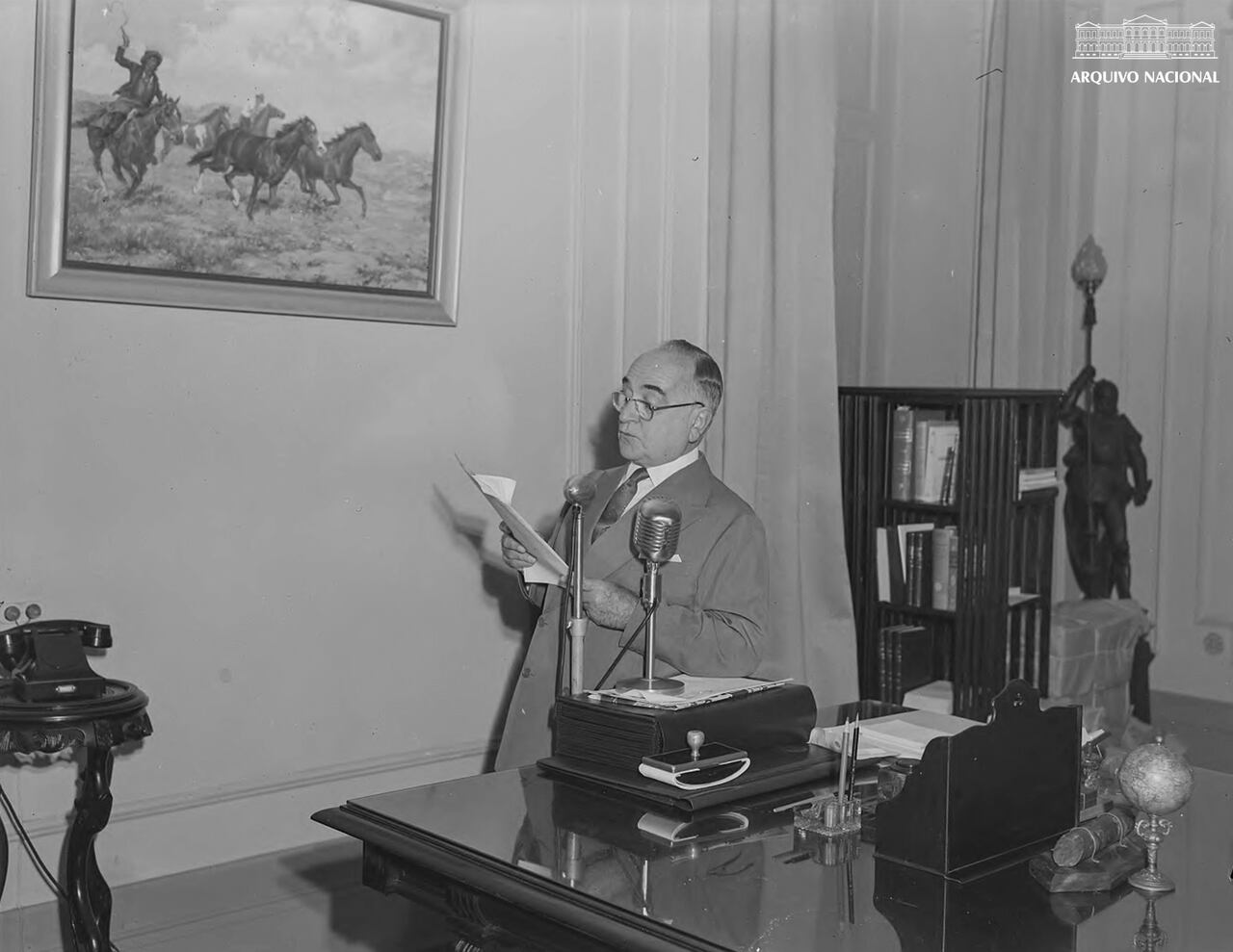 Em 1951, eleito pelo voto popular, Vargas enfrentou forte resistência das elites econômicas e políticas. Suas propostas nacionalistas e sociais eram vistas como ameaças à ordem estabelecida, intensificando os conflitos.
