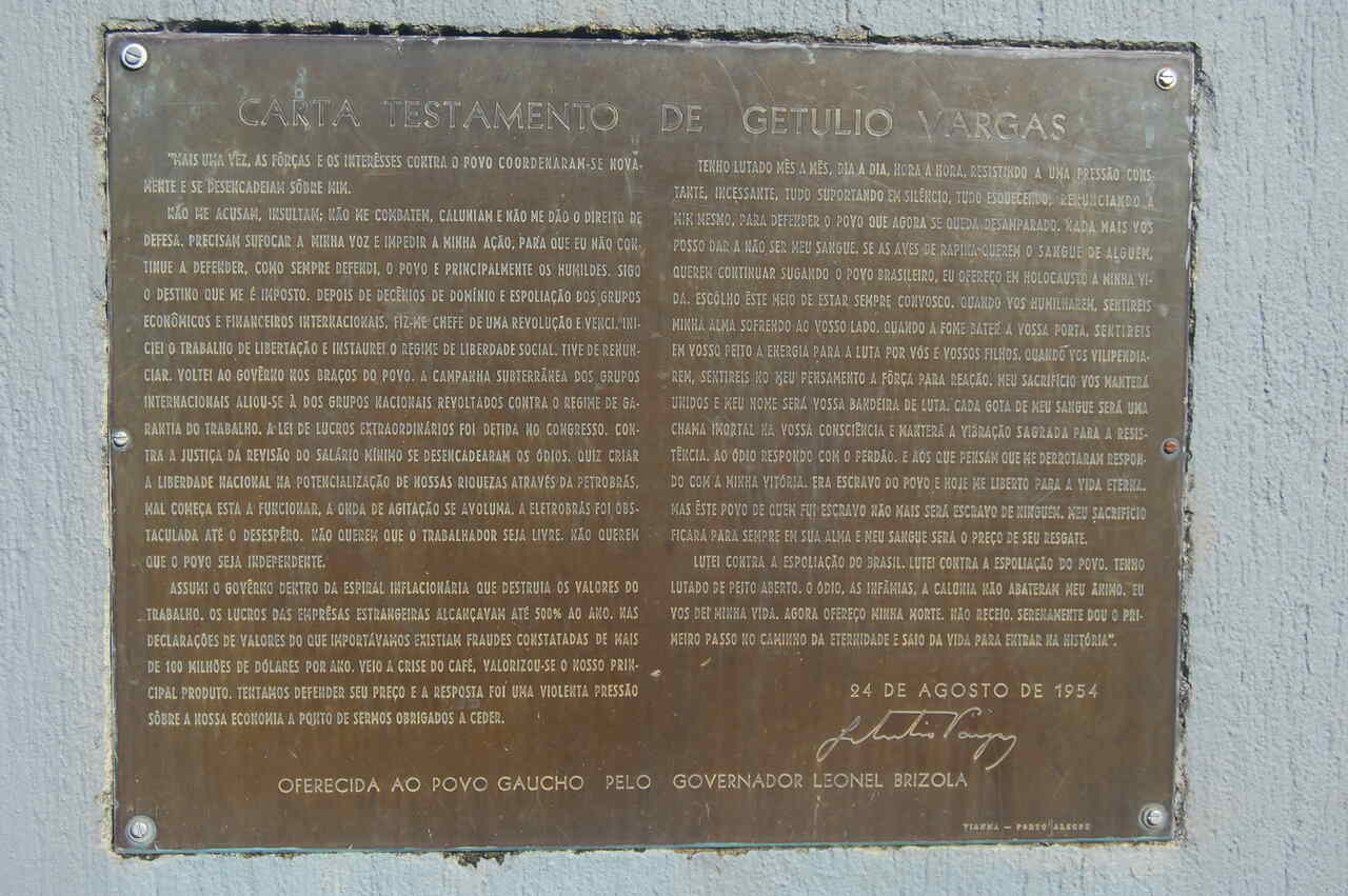Para muitos, o suicídio de Getúlio Vargas foi um gesto dramático em defesa dos mais humildes, marcado por profundo simbolismo político. Sua frase final — saio da vida para entrar na História — eternizou o ato como legado à posteridade.
