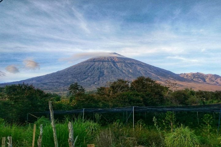 Além disso, o vulcão desempenha um papel importante na agricultura da região, pois suas encostas férteis sustentam plantações de arroz, café e outros cultivos.