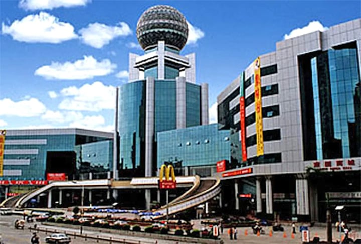 South China Mall (Hong Kong, território autônomo na China) - Tem uma área de um milhão de m². No entanto, é considerado fantasma, pois não há quase lojas. 95% dos seus 2.350 boxes estão vazios desde a inauguração em 2005, devido à localização e a problemas financeiros.