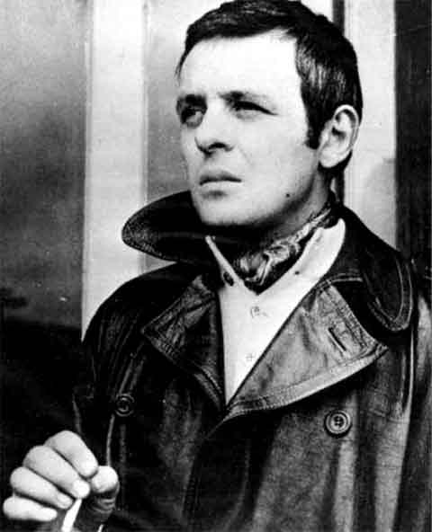 Hopkins brilhou inicialmente no palco, mas logo migrou para o cinema e a televisão. Nos anos 1960 e 1970, participou de produções britânicas e começou a ganhar notoriedade em adaptações literárias e dramas históricos. Seu talento camaleônico logo chamou atenção em Hollywood.
