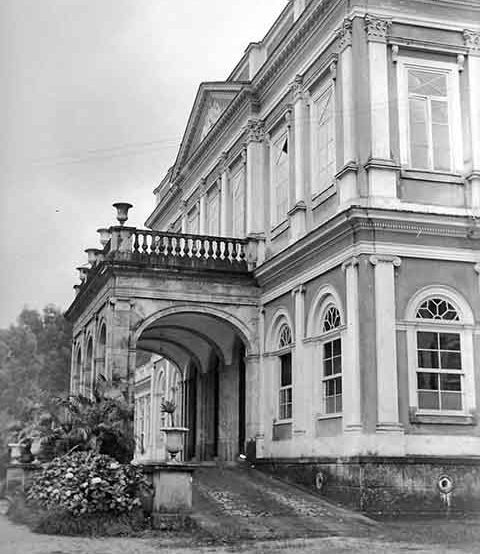 Após a Proclamação da República e o exílio da família, o prédio passou por diversas fases, chegando a funcionar como um colégio. 