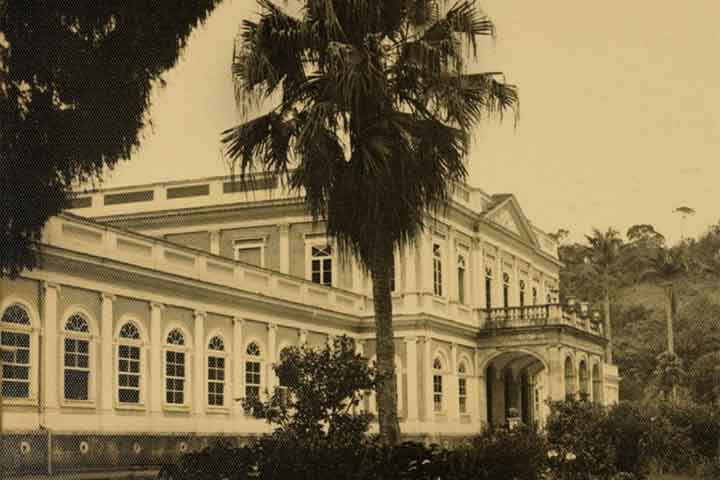 O edifício de arquitetura neoclássica fica instalado no antigo Palácio Imperial de Verão, construído entre 1845 e 1862 a pedido de Dom Pedro II.