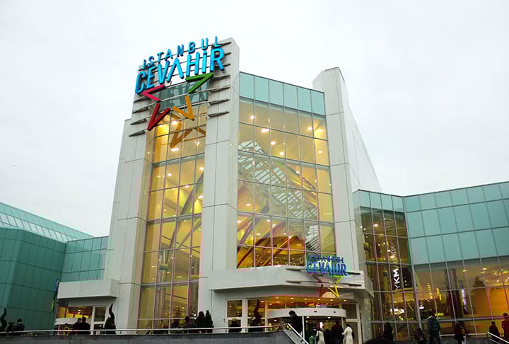 O Cevahir também é um dos shoppings mais modernos. Tem 343 lojas, 34 restaurantes fast-food, 14 restaurantes exclusivos, 12 salas de cinema, teatro, pistas de bolich, e parque de diversões, até com montanha-russa. Sua praça de alimentação pode receber cinco mil pessoas.