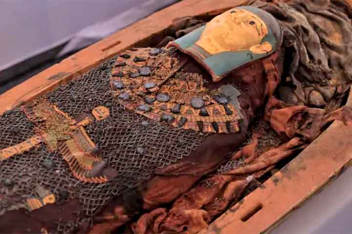 Além do livro, os pesquisadores encontraram sarcófagos, amuletos e estatuetas shabti.