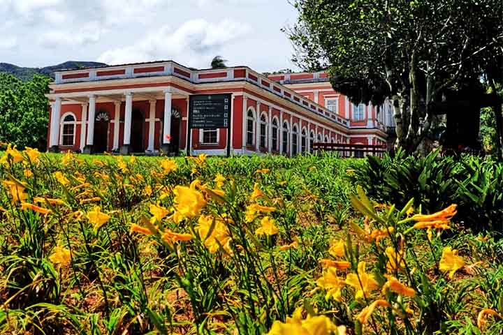 O palácio conta com um belíssimo jardim, inspirado no estilo francês, planejado pelo paisagista Jean-Baptiste Binot.