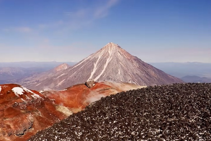 A península abriga mais de 300 vulcões, dos quais cerca de 30 permanecem ativos.