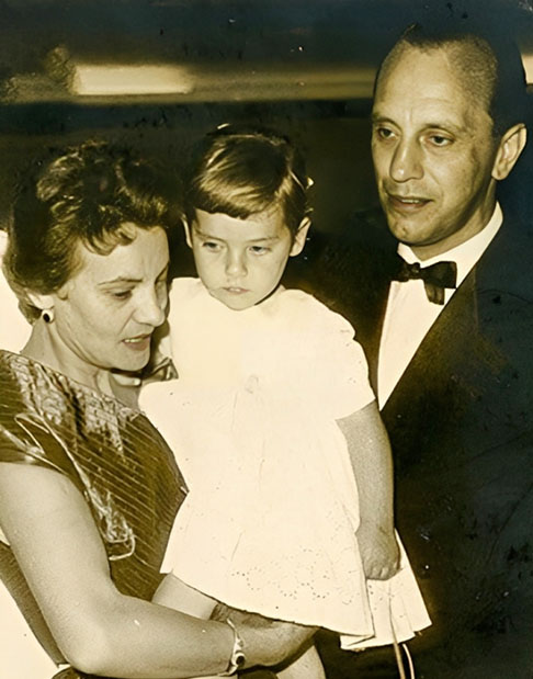 Bruna Lombardi nasceu no dia 1º de agosto de 1952, no Rio de Janeiro. Ela é filha do fotógrafo e cineasta italiano Ugo Lombardi e da atriz austríaca Yvonne Sandner.